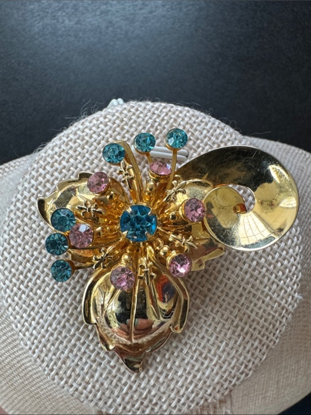 VTG 1950s Gold Tone Floral Rhinestone Pendant Brooch Pin Pink Blue Rhinestone